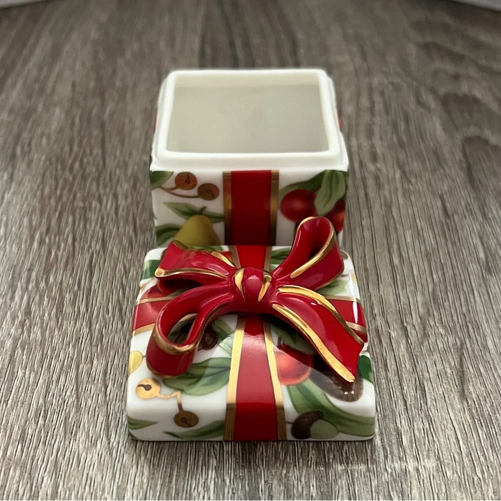 Holiday‎ trinket box